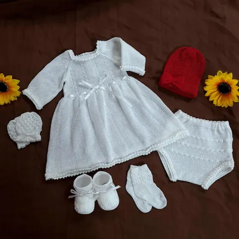 Traje Emperatriz Blanco con gorrita Roja